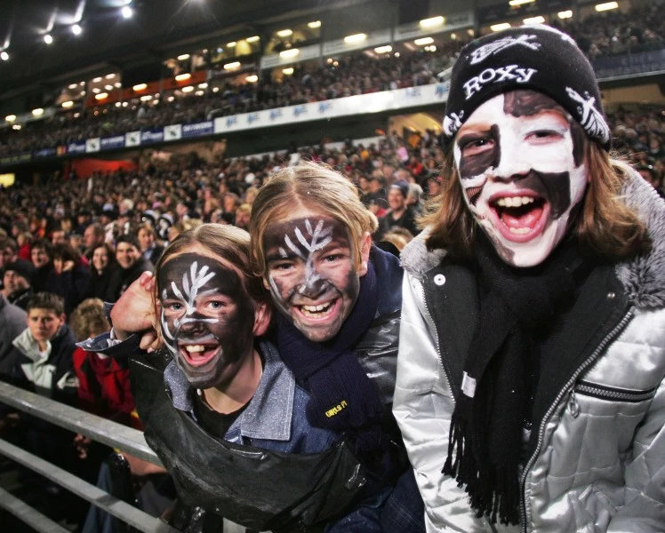 AllBlackFans260604 37724.jpg